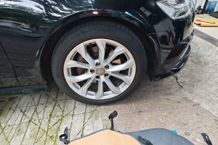 Used Audi A6L 2018 30th Anniversary Edition 35 TFSI Fashion Model Right Front Wheel Hub