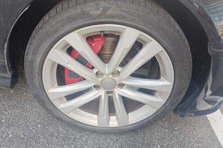 Used Audi A6L 2018 30th Anniversary Edition 45 TFSI quattro Sport model Right Front Wheel Hub