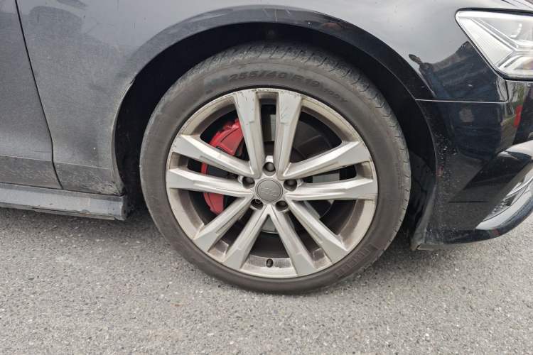 Used Audi A6L 2018 30th Anniversary Edition 45 TFSI quattro Sport model Right Front Wheel Hub