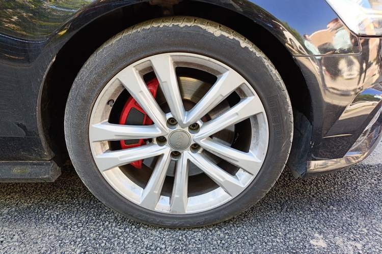 Used Audi A6L 2018 30th Anniversary Edition 45 TFSI quattro Sport model Right Front Wheel Hub