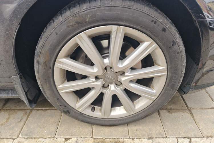 Used Audi A6L 2018 30th Anniversary Edition TFSI Trendy Model Right Front Wheel Hub