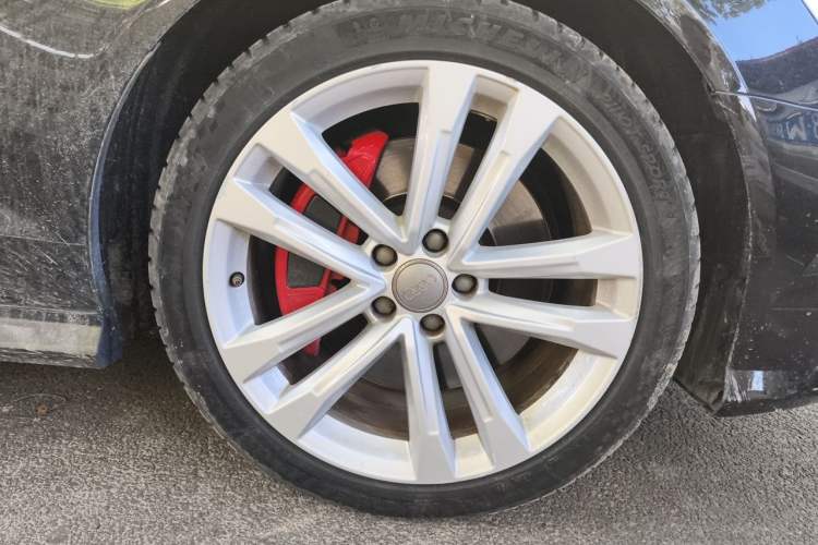 Used Audi A6L 2018 30th Anniversary Edition 45 TFSI quattro Sport model Right Front Wheel Hub