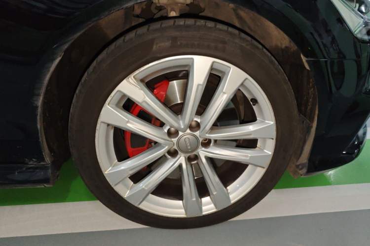 Used Audi A6L 2018 30th Anniversary Edition 45 TFSI quattro Sport model Right Front Wheel Hub