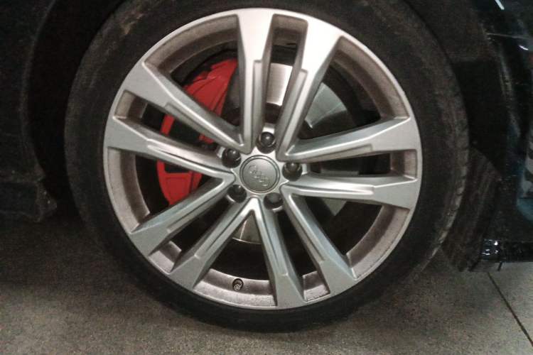 Used Audi A6L 2018 30th Anniversary Edition 45 TFSI quattro Sport model Right Front Wheel Hub