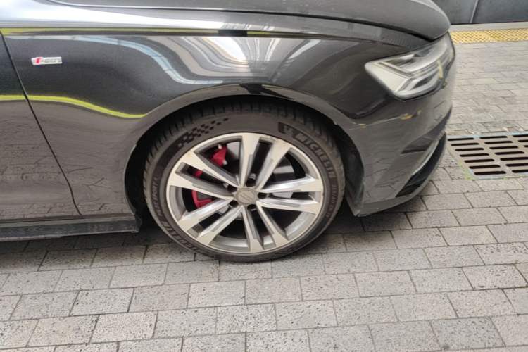 Used Audi A6L 2018 30th Anniversary Edition 45 TFSI quattro Sport model Right Front Wheel Hub