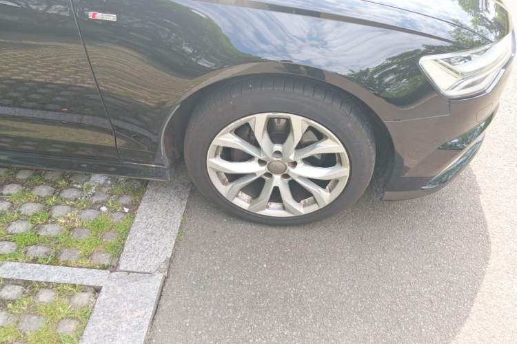 Used Audi A6L 2018 30th Anniversary Edition 35 TFSI Fashion Model Right Front Wheel Hub