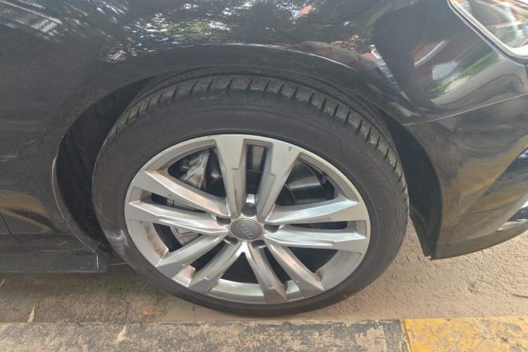 Used Audi A6L 2018 30th Anniversary Edition 45 TFSI quattro Luxury Model Right Front Wheel Hub