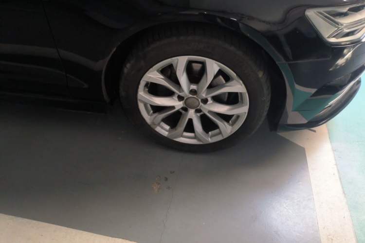 Used Audi A6L 2018 30th Anniversary Edition 35 TFSI Fashion Model Right Front Wheel Hub