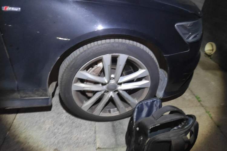 Used Audi A6L 2018 30th Anniversary Edition 45 TFSI quattro Luxury Model Right Front Wheel Hub