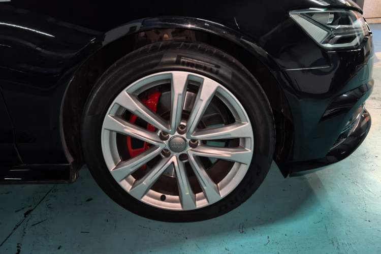 Used Audi A6L 2018 30th Anniversary Edition 45 TFSI quattro Sport model Right Front Wheel Hub
