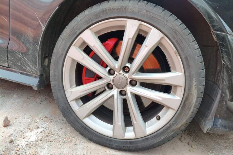 Used Audi A6L 2018 30th Anniversary Edition 45 TFSI quattro Sport model Right Front Wheel Hub