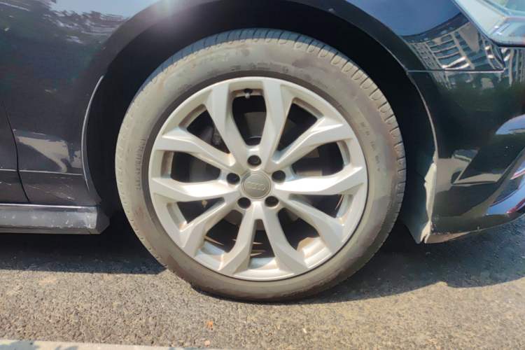 Used Audi A6L 2018 30th Anniversary Edition 35 TFSI Fashion Model Right Front Wheel Hub