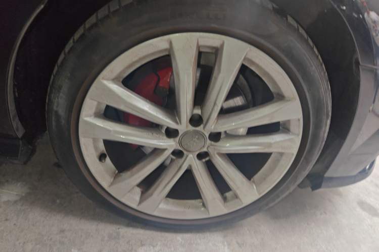 Used Audi A6L 2018 30th Anniversary Edition 35 TFSI Sport Edition Right Front Wheel Hub