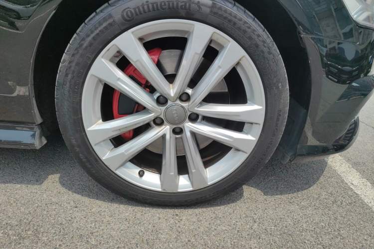 Used Audi A6L 2018 30th Anniversary Edition 45 TFSI quattro Sport model Right Front Wheel Hub