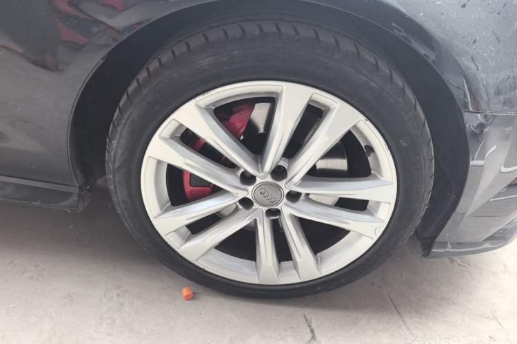Used Audi A6L 2018 30th Anniversary Edition 45 TFSI quattro Sport model Right Front Wheel Hub