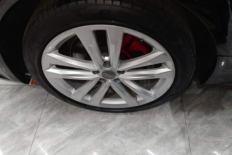 Used Audi A6L 2018 30th Anniversary Edition 45 TFSI quattro Sport model Right Rear Wheel Hub