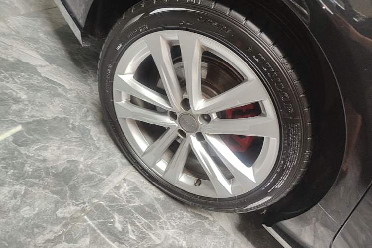 Used Audi A6L 2018 30th Anniversary Edition 45 TFSI quattro Sport model Right Rear Wheel Hub