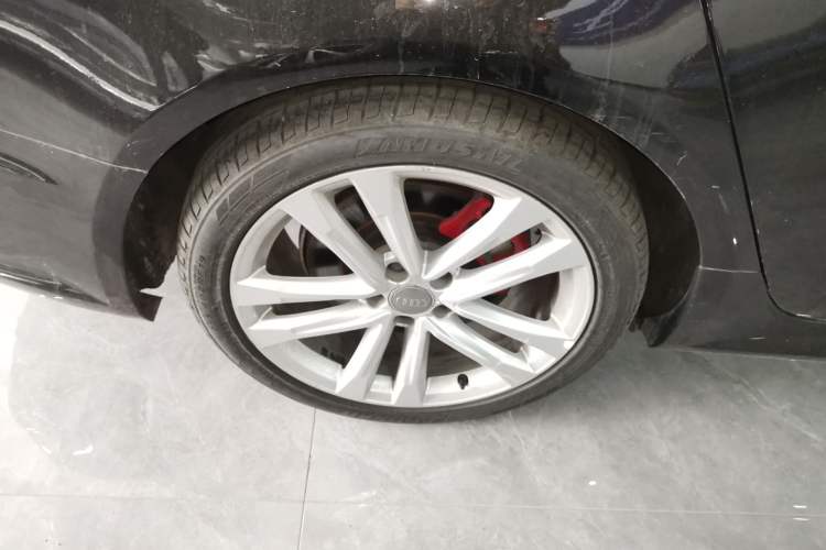 Used Audi A6L 2018 30th Anniversary Edition 45 TFSI quattro Sport model Right Rear Wheel Hub