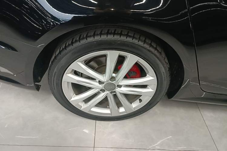 Used Audi A6L 2018 30th Anniversary Edition 45 TFSI quattro Sport model Right Rear Wheel Hub