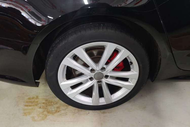 Used Audi A6L 2018 30th Anniversary Edition 45 TFSI quattro Sport model Right Rear Wheel Hub