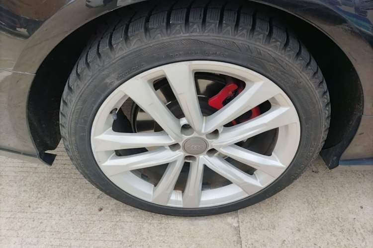 Used Audi A6L 2018 30th Anniversary Edition 45 TFSI quattro Sport model Right Rear Wheel Hub