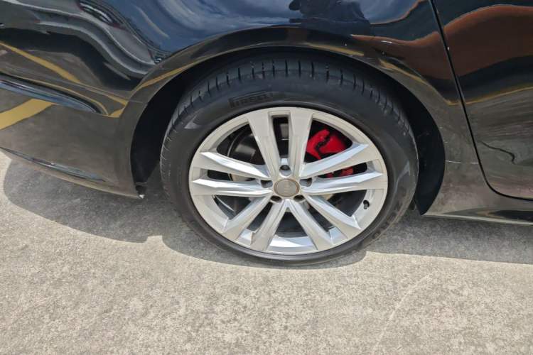 Used Audi A6L 2018 30th Anniversary Edition 45 TFSI quattro Sport model Right Rear Wheel Hub