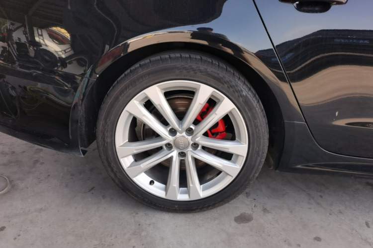 Used Audi A6L 2018 30th Anniversary Edition 45 TFSI quattro Sport model Right Rear Wheel Hub