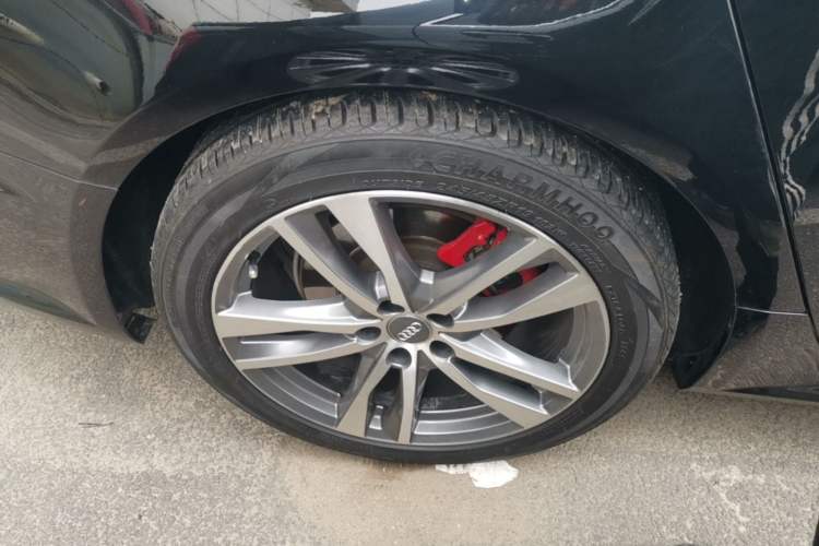Used Audi A6L 2018 30th Anniversary Edition 45 TFSI quattro Sport model Right Rear Wheel Hub