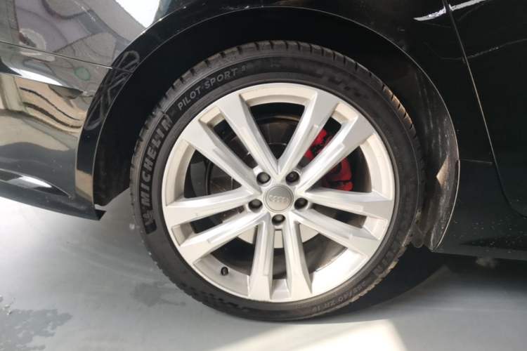 Used Audi A6L 2018 30th Anniversary Edition 45 TFSI quattro Luxury Model Right Rear Wheel Hub