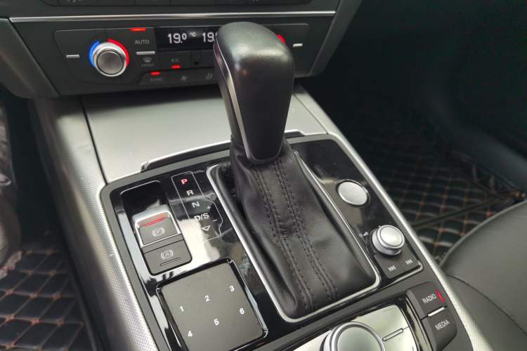 Used Audi A6L 2018 30th Anniversary Edition 45 TFSI quattro Sport model Gear Lever