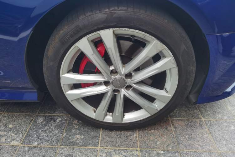 Used Audi A6L 2018 30th Anniversary Edition 45 TFSI quattro Sport model Right Front Wheel Hub