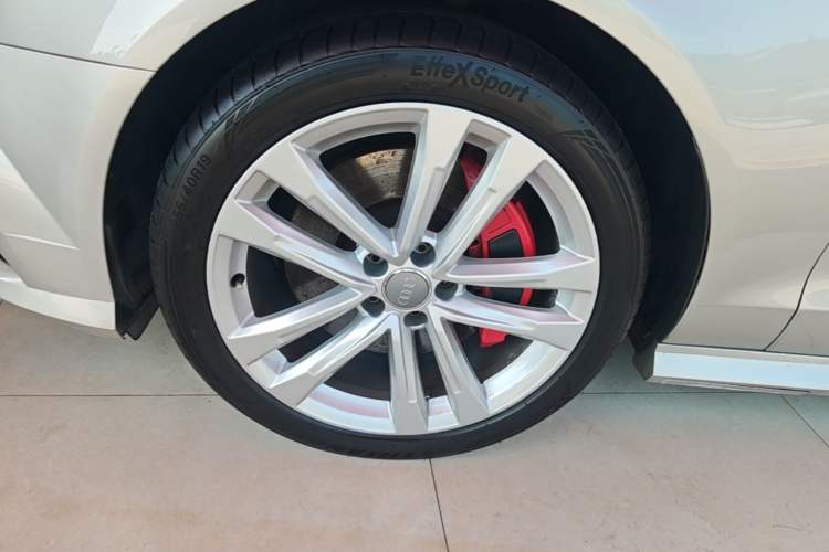 Used Audi A6L 2018 30th Anniversary Edition 45 TFSI quattro Sport model Left Front Wheel Hub
