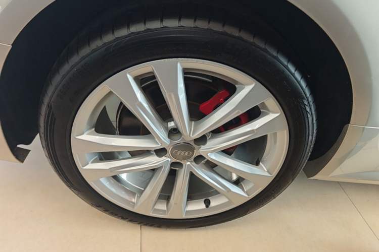 Used Audi A6L 2018 30th Anniversary Edition 45 TFSI quattro Sport model Right Rear Wheel Hub