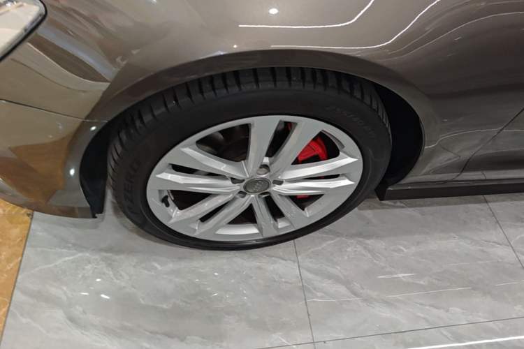 Used Audi A6L 2018 30th Anniversary Edition 45 TFSI quattro Sport model Left Front Wheel Hub