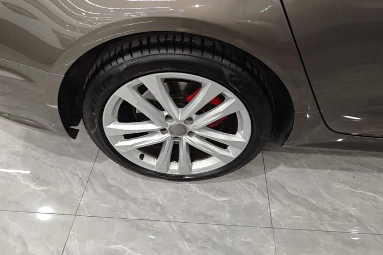 Used Audi A6L 2018 30th Anniversary Edition 45 TFSI quattro Sport model Right Rear Wheel Hub