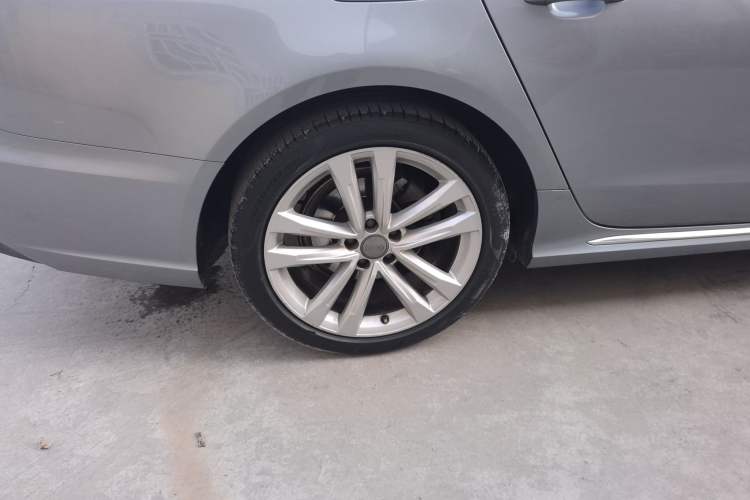Used Audi A6L 2018 30th Anniversary Edition 35 TFSI Fashion Model Right Rear Wheel Hub