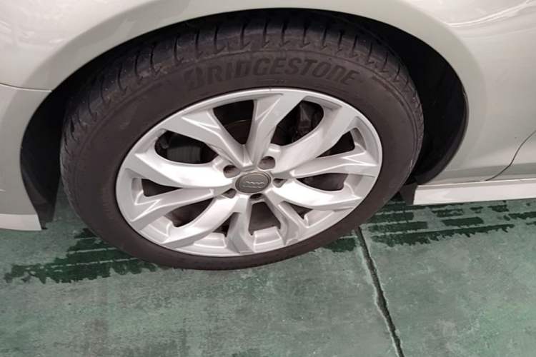 Used Audi A6L 2018 30th Anniversary Edition 35 TFSI Fashion Model Left Front Wheel Hub