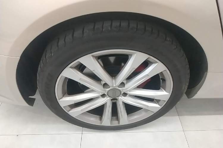 Used Audi A6L 2018 30th Anniversary Edition 45 TFSI quattro Sport model Right Rear Wheel Hub