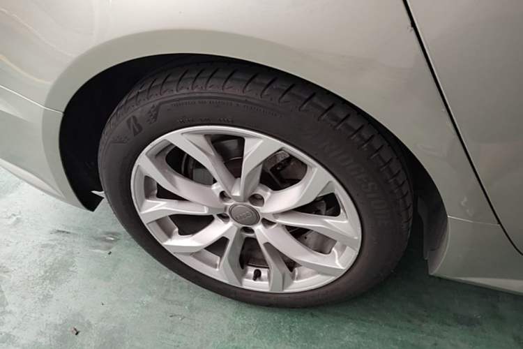 Used Audi A6L 2018 30th Anniversary Edition 35 TFSI Fashion Model Right Rear Wheel Hub
