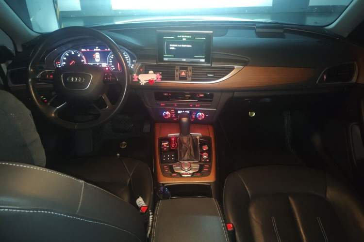 Used Audi A6L 2018 30th Anniversary Edition 30 FSI Style Model Center Console