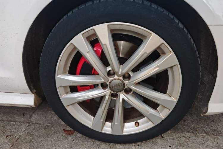 Used Audi A6L 2018 30th Anniversary Edition 45 TFSI quattro Sport model Right Front Wheel Hub