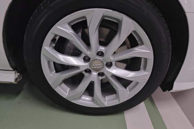 Used Audi A6L 2018 30th Anniversary Edition 35 TFSI Fashion Model Right Front Wheel Hub