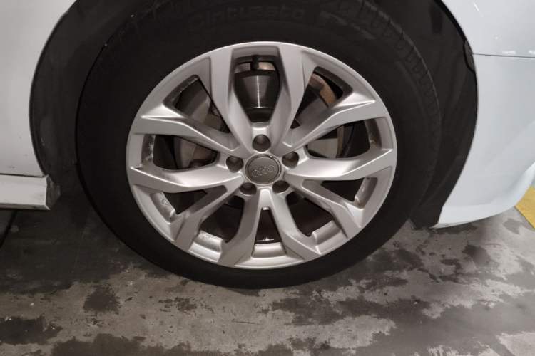 Used Audi A6L 2018 30th Anniversary Edition 35 TFSI Fashion Model Right Front Wheel Hub