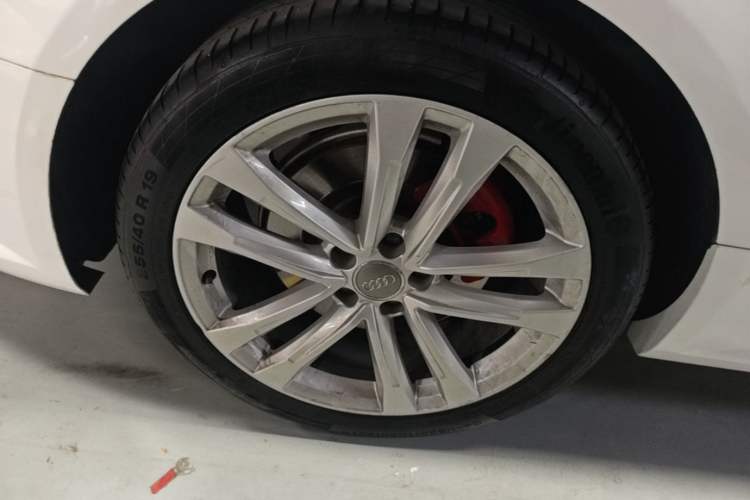 Used Audi A6L 2018 30th Anniversary Edition 45 TFSI quattro Sport model Right Rear Wheel Hub