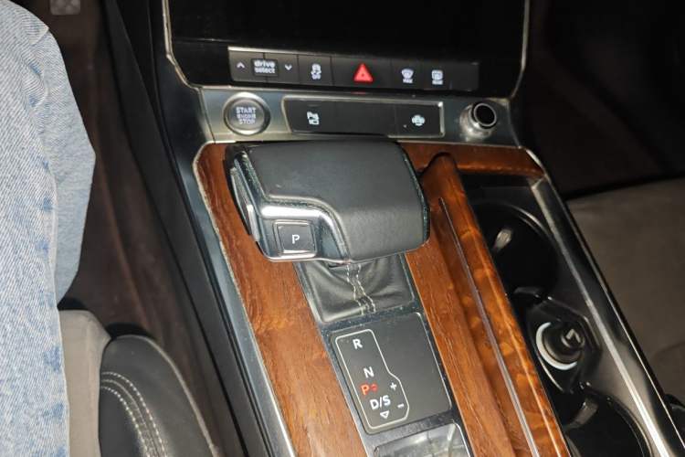 Used Audi A6L 2019 40 TFSI Luxury Dynamic Model Gear Lever