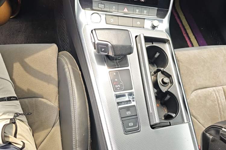 Used Audi A6L 2019 40 TFSI Luxury Dynamic Model Gear Lever
