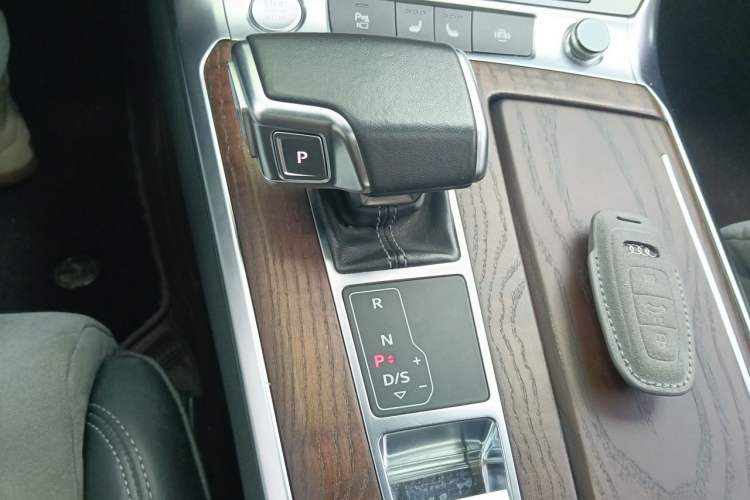 Used Audi A6L 2019 40 TFSI Luxury Dynamic Model Gear Lever