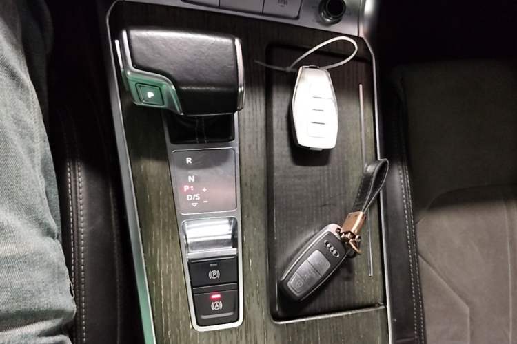 Used Audi A6L 2019 40 TFSI Luxury Dynamic Model Gear Lever