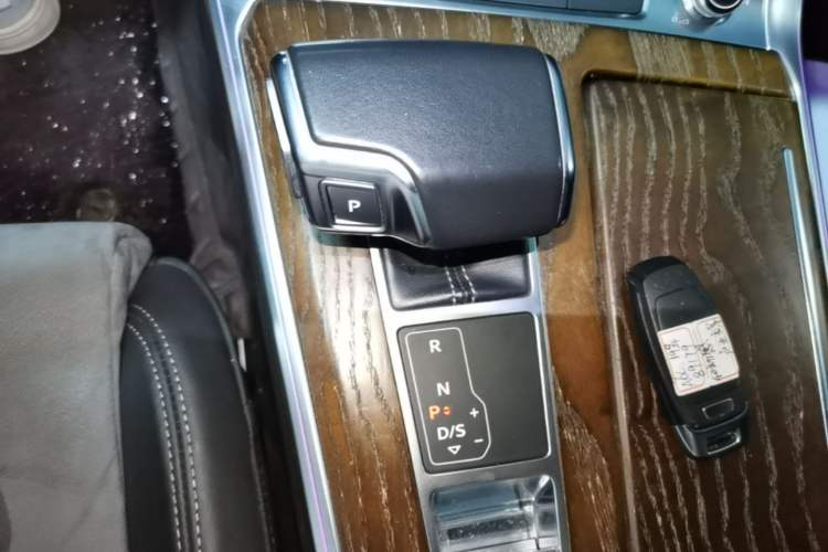 Used Audi A6L 2019 40 TFSI Luxury Dynamic Model Gear Lever