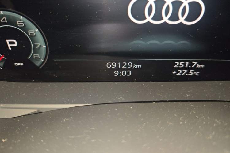 Used Audi A6L 2021 40 TFSI Luxury Dynamic Edition Odometer Close Up